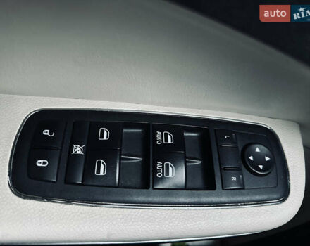 Білий Крайслер 300, об'ємом двигуна 3.6 л та пробігом 184 тис. км за 12999 $, фото 8 на Automoto.ua