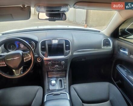 Білий Крайслер 300, об'ємом двигуна 3.6 л та пробігом 95 тис. км за 15500 $, фото 13 на Automoto.ua