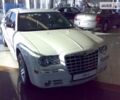 Белый Крайслер 300, объемом двигателя 2.7 л и пробегом 136 тыс. км за 9599 $, фото 1 на Automoto.ua