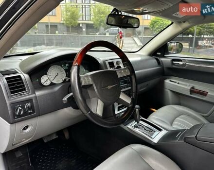 Черный Крайслер 300, объемом двигателя 2.7 л и пробегом 195 тыс. км за 6300 $, фото 14 на Automoto.ua