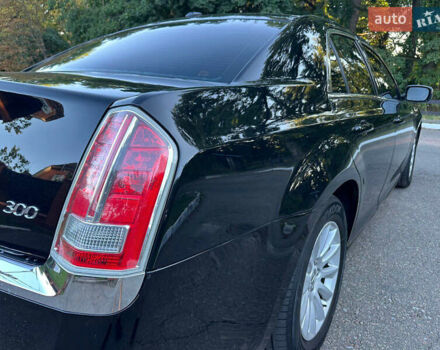 Чорний Крайслер 300, об'ємом двигуна 3.6 л та пробігом 206 тис. км за 10900 $, фото 7 на Automoto.ua