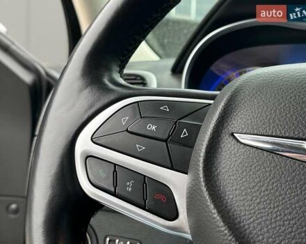 Черный Крайслер 300, объемом двигателя 3.6 л и пробегом 72 тыс. км за 12730 $, фото 36 на Automoto.ua