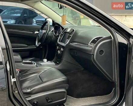 Черный Крайслер 300, объемом двигателя 3.6 л и пробегом 72 тыс. км за 12730 $, фото 23 на Automoto.ua