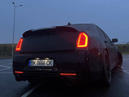 Крайслер 300 2017 у Рівному на Automoto.ua Чорний Крайслер 300, об'ємом двигуна 3.6 л та пробігом 105 тис. км за 18999 $, фото 1 на Automoto.ua