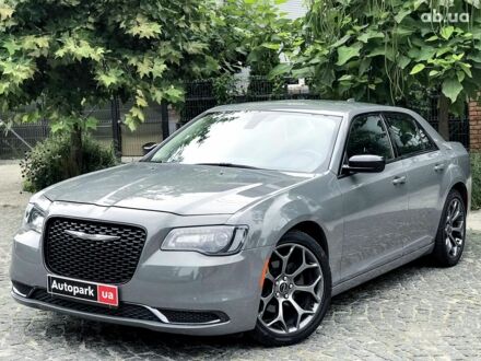 Крайслер 300 2018 у Києві на Automoto.ua Сірий Крайслер 300, об'ємом двигуна 3.6 л та пробігом 85 тис. км за 19990 $, фото 1 на Automoto.ua