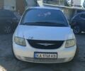 Білий Крайслер Grand Voyager, об'ємом двигуна 2.4 л та пробігом 400 тис. км за 5693 $, фото 1 на Automoto.ua