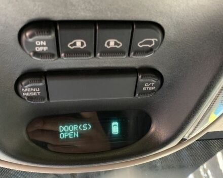 Белый Крайслер Гранд Вояджер, объемом двигателя 2.8 л и пробегом 340 тыс. км за 63000 $, фото 18 на Automoto.ua