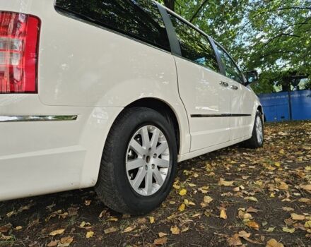 Белый Крайслер Гранд Вояджер, объемом двигателя 2.8 л и пробегом 300 тыс. км за 3524 $, фото 4 на Automoto.ua