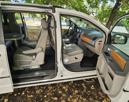 Белый Крайслер Гранд Вояджер, объемом двигателя 2.8 л и пробегом 300 тыс. км за 3524 $, фото 8 на Automoto.ua