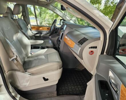 Белый Крайслер Гранд Вояджер, объемом двигателя 2.8 л и пробегом 300 тыс. км за 3524 $, фото 10 на Automoto.ua