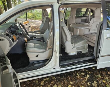 Белый Крайслер Гранд Вояджер, объемом двигателя 2.8 л и пробегом 300 тыс. км за 3524 $, фото 9 на Automoto.ua