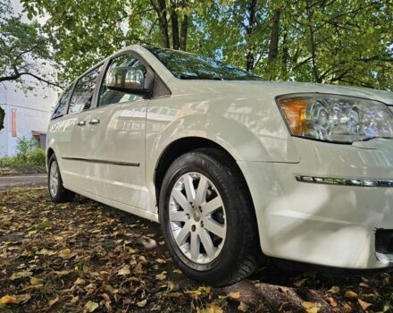 Белый Крайслер Гранд Вояджер, объемом двигателя 2.8 л и пробегом 300 тыс. км за 3524 $, фото 7 на Automoto.ua