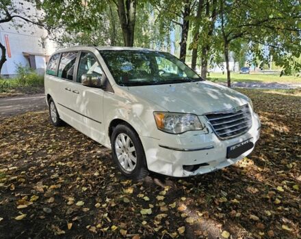 Белый Крайслер Гранд Вояджер, объемом двигателя 2.8 л и пробегом 300 тыс. км за 3524 $, фото 1 на Automoto.ua