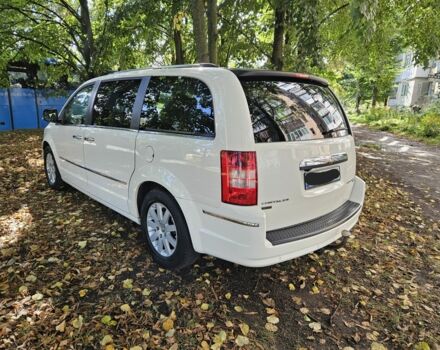 Белый Крайслер Гранд Вояджер, объемом двигателя 2.8 л и пробегом 300 тыс. км за 3524 $, фото 2 на Automoto.ua