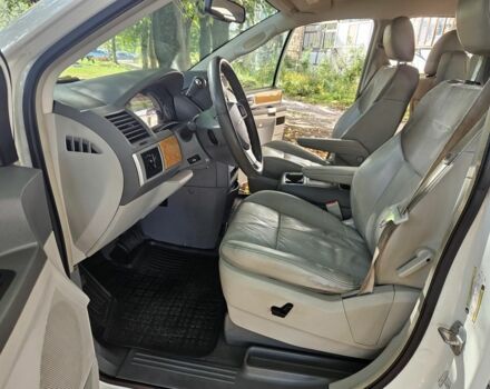 Белый Крайслер Гранд Вояджер, объемом двигателя 2.8 л и пробегом 300 тыс. км за 3524 $, фото 12 на Automoto.ua