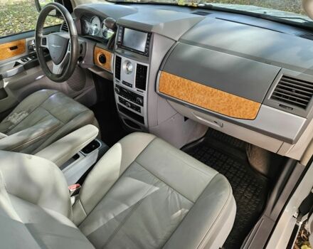 Белый Крайслер Гранд Вояджер, объемом двигателя 2.8 л и пробегом 300 тыс. км за 3524 $, фото 11 на Automoto.ua