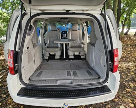 Белый Крайслер Гранд Вояджер, объемом двигателя 2.8 л и пробегом 300 тыс. км за 3524 $, фото 20 на Automoto.ua