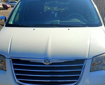 Белый Крайслер Гранд Вояджер, объемом двигателя 2.8 л и пробегом 250 тыс. км за 12350 $, фото 6 на Automoto.ua