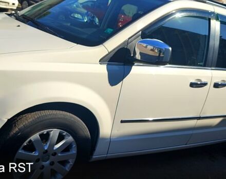 Белый Крайслер Гранд Вояджер, объемом двигателя 2.8 л и пробегом 250 тыс. км за 12350 $, фото 5 на Automoto.ua