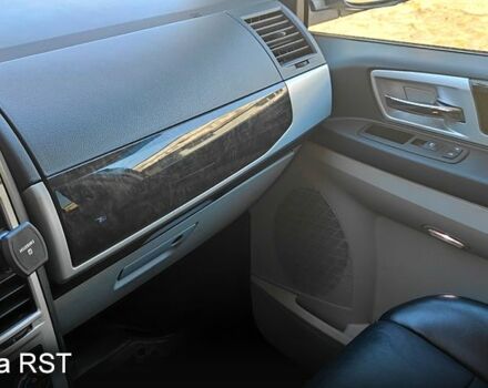 Белый Крайслер Гранд Вояджер, объемом двигателя 2.8 л и пробегом 250 тыс. км за 12350 $, фото 3 на Automoto.ua