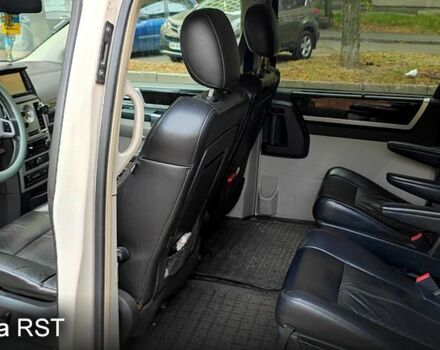 Белый Крайслер Гранд Вояджер, объемом двигателя 2.8 л и пробегом 250 тыс. км за 12350 $, фото 2 на Automoto.ua