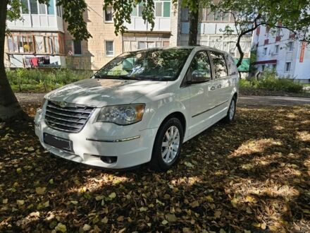 Білий Крайслер Grand Voyager, об'ємом двигуна 2.8 л та пробігом 300 тис. км за 3524 $, фото 1 на Automoto.ua