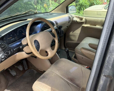 Черный Крайслер Гранд Вояджер, объемом двигателя 2.5 л и пробегом 392 тыс. км за 3100 $, фото 2 на Automoto.ua