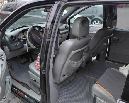 Черный Крайслер Гранд Вояджер, объемом двигателя 2.8 л и пробегом 334 тыс. км за 6000 $, фото 7 на Automoto.ua