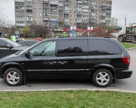 Черный Крайслер Гранд Вояджер, объемом двигателя 2.8 л и пробегом 334 тыс. км за 6000 $, фото 5 на Automoto.ua