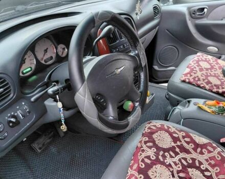 Черный Крайслер Гранд Вояджер, объемом двигателя 2.8 л и пробегом 334 тыс. км за 6000 $, фото 6 на Automoto.ua