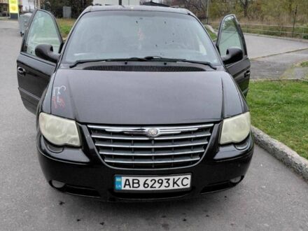 Черный Крайслер Гранд Вояджер, объемом двигателя 2.8 л и пробегом 334 тыс. км за 6000 $, фото 1 на Automoto.ua