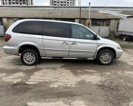 Серый Крайслер Гранд Вояджер, объемом двигателя 2.5 л и пробегом 289 тыс. км за 2541 $, фото 4 на Automoto.ua