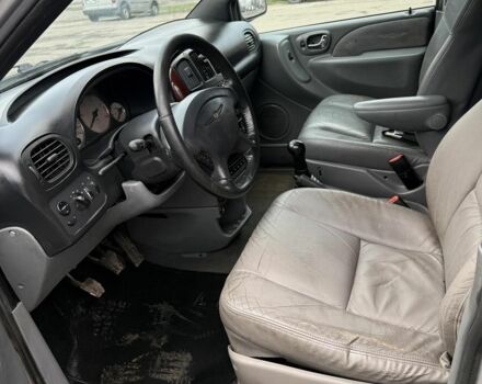 Серый Крайслер Гранд Вояджер, объемом двигателя 2.5 л и пробегом 289 тыс. км за 2541 $, фото 6 на Automoto.ua