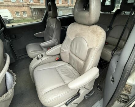 Серый Крайслер Гранд Вояджер, объемом двигателя 2.5 л и пробегом 289 тыс. км за 2541 $, фото 7 на Automoto.ua