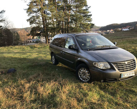 Сірий Крайслер Grand Voyager, об'ємом двигуна 2.5 л та пробігом 352 тис. км за 5950 $, фото 1 на Automoto.ua