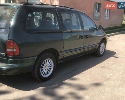 Зелений Крайслер Grand Voyager, об'ємом двигуна 2.5 л та пробігом 357 тис. км за 3350 $, фото 1 на Automoto.ua