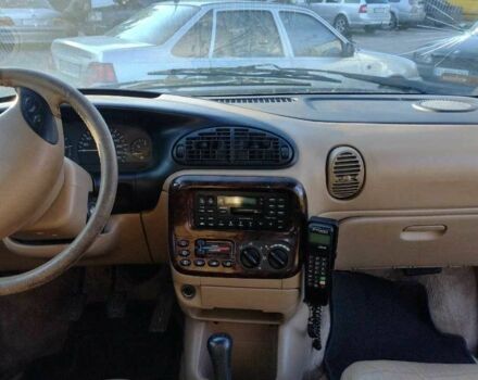 Зеленый Крайслер Гранд Вояджер, объемом двигателя 2.5 л и пробегом 287 тыс. км за 2150 $, фото 4 на Automoto.ua