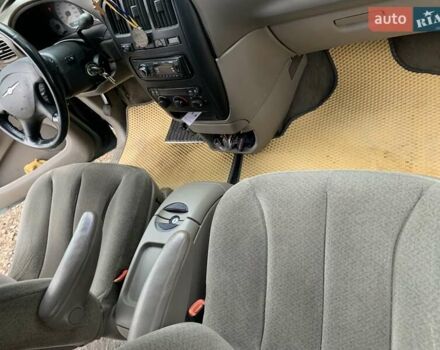 Зелений Крайслер Grand Voyager, об'ємом двигуна 3.3 л та пробігом 353 тис. км за 3450 $, фото 9 на Automoto.ua