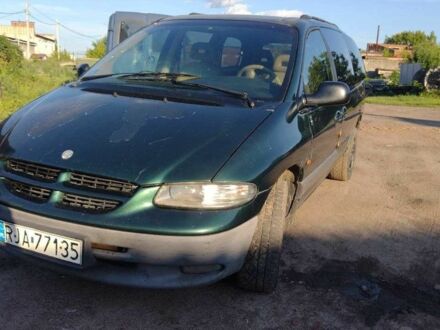 Зеленый Крайслер Гранд Вояджер, объемом двигателя 2.5 л и пробегом 287 тыс. км за 2150 $, фото 1 на Automoto.ua