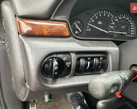 Серый Крайслер Нью Йоркер, объемом двигателя 3.52 л и пробегом 274 тыс. км за 4900 $, фото 19 на Automoto.ua