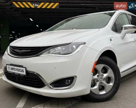 Крайслер Пасифик 2017 в Киеве на Automoto.ua Белый Крайслер Пасифик, объемом двигателя 3.61 л и пробегом 96 тыс. км за 24990 $, фото 3 на Automoto.ua