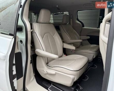 Крайслер Пасифик 2017 в Киеве на Automoto.ua Белый Крайслер Пасифик, объемом двигателя 3.61 л и пробегом 96 тыс. км за 24990 $, фото 14 на Automoto.ua