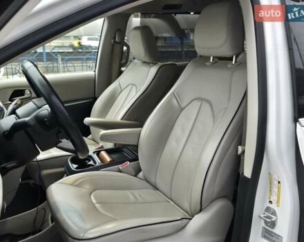 Білий Крайслер Pacifica, об'ємом двигуна 3.6 л та пробігом 99 тис. км за 23900 $, фото 8 на Automoto.ua