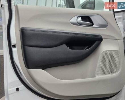 Білий Крайслер Pacifica, об'ємом двигуна 3.6 л та пробігом 99 тис. км за 23900 $, фото 14 на Automoto.ua