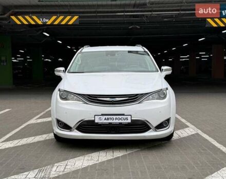 Крайслер Пасифик 2017 в Киеве на Automoto.ua Белый Крайслер Пасифик, объемом двигателя 3.61 л и пробегом 96 тыс. км за 24990 $, фото 1 на Automoto.ua