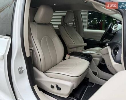 Крайслер Пасифик 2017 в Киеве на Automoto.ua Белый Крайслер Пасифик, объемом двигателя 3.61 л и пробегом 96 тыс. км за 24990 $, фото 15 на Automoto.ua