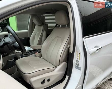 Крайслер Пасифик 2017 в Киеве на Automoto.ua Белый Крайслер Пасифик, объемом двигателя 3.61 л и пробегом 96 тыс. км за 24990 $, фото 10 на Automoto.ua