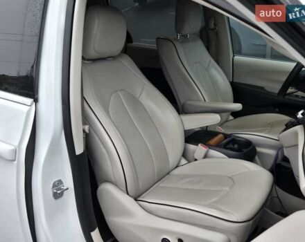 Білий Крайслер Pacifica, об'ємом двигуна 3.6 л та пробігом 99 тис. км за 23900 $, фото 10 на Automoto.ua