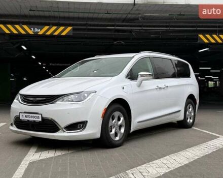 Крайслер Пасифик 2017 в Киеве на Automoto.ua Белый Крайслер Пасифик, объемом двигателя 3.61 л и пробегом 96 тыс. км за 24990 $, фото 2 на Automoto.ua