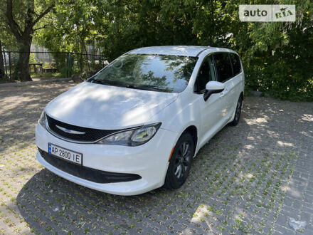 Крайслер Пасифик 2017 в Киеве на Automoto.ua Белый Крайслер Пасифик, объемом двигателя 3.6 л и пробегом 125 тыс. км за 18000 $, фото 1 на Automoto.ua